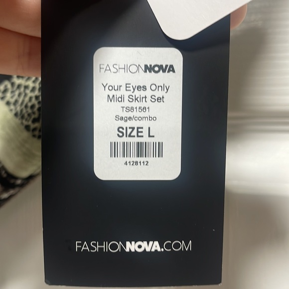 Woman’s Skirt Set - Large - Picture 6 of 6